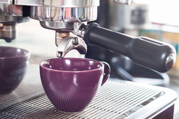 Prepares espresso in coffee shop — Stock Photo, Image