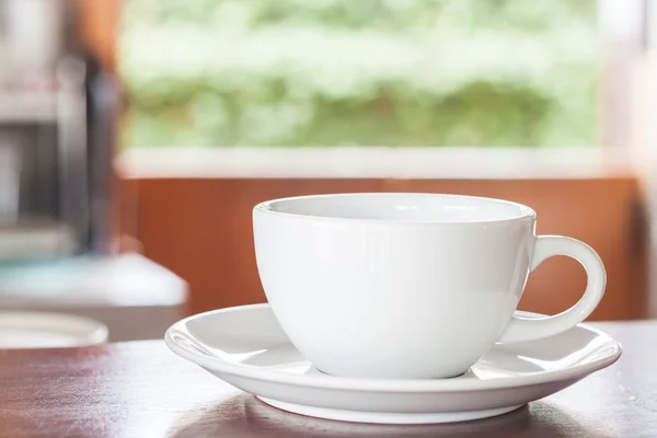 Tazza di caffè sul bancone in legno — Foto Stock