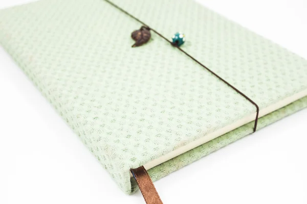 Beyaz arka plan üzerinde izole yeşil el yapımı defter — Stok fotoğraf
