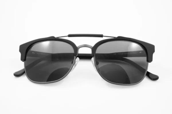 Svarta moderna solglasögon isolerad på vit bakgrund — Stockfoto