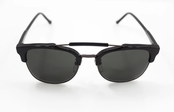 Moda güneş gözlükleri beyaz arkaplanda izole edilmiş — Stok fotoğraf