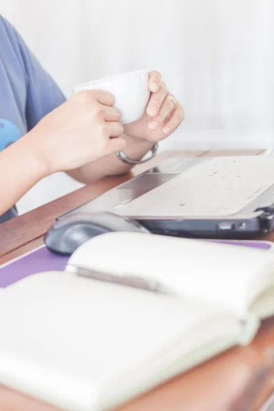 Donna che beve caffè caldo — Foto Stock