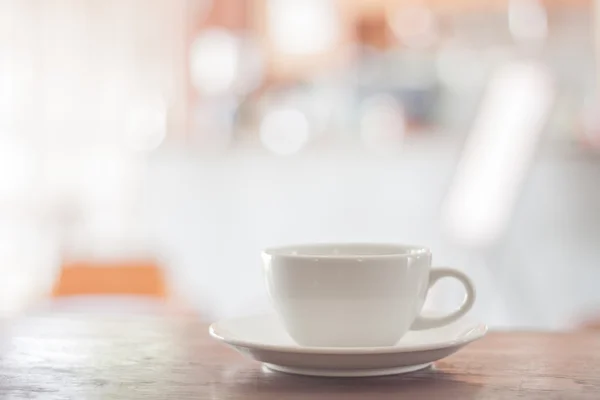 Vit kaffekopp på träbord — Stockfoto