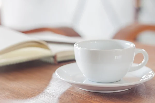 Taza de café blanco con portátil — Foto de Stock