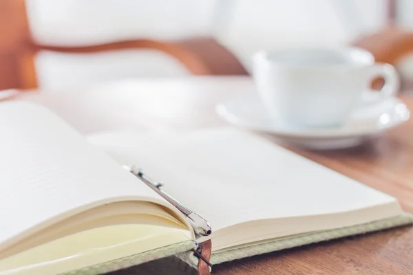 Abrir un cuaderno blanco en blanco y pluma con una taza de café —  Fotos de Stock