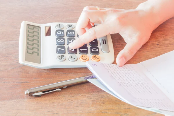 Businesswoman calculated account balance — Stock Photo, Image
