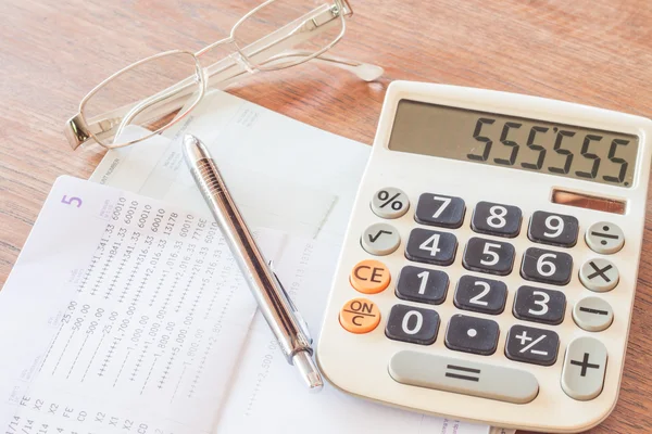 Calculadora, bolígrafo y anteojos con libreta bancaria — Foto de Stock