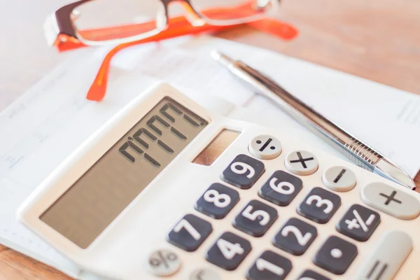 Kalkulator, pióro i na bankowym rachunku książeczki — Zdjęcie stockowe