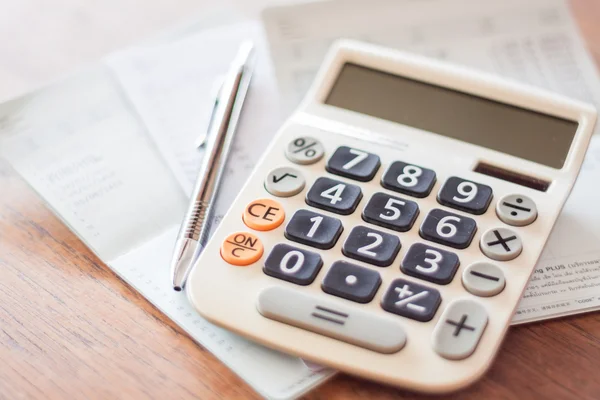 Calculadora y pluma en la libreta de cuentas bancarias — Foto de Stock