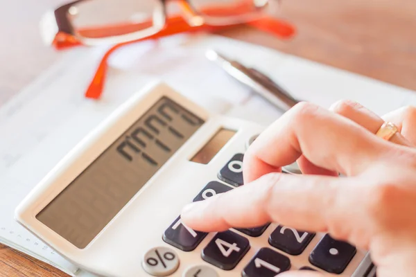 Businesswoman working with calculator — Stock Photo, Image