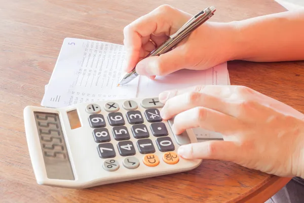 Zakenvrouw selectievakje bankrekening passbook — Stockfoto