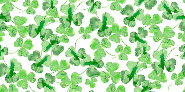 クローバーの葉を持つシームレスなパターン 白い背景に美しい緑のシャムロック グリーティングカード ポスターやウェブサイトのためのアイルランドの装飾 聖パトリックのベクトルイラスト — ストックベクタ