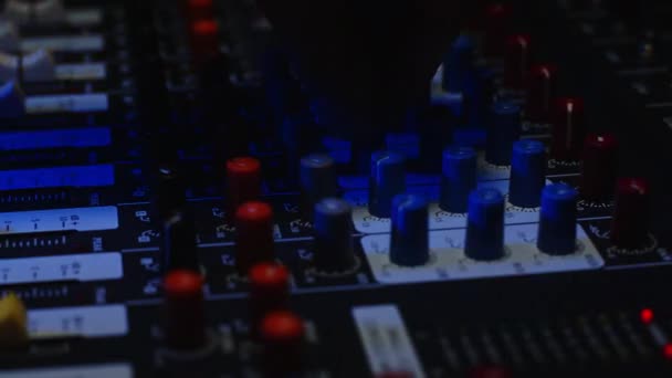 El ingeniero de sonido controla el volumen de sonido utilizando faders y potenciómetros — Vídeo de stock