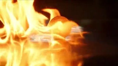 Kripto para piyasası çöküş konsepti. Bitcoin altın madeni para yanıyor