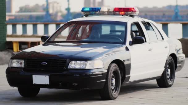 İşaret fişekli Amerikan polis arabası — Stok video
