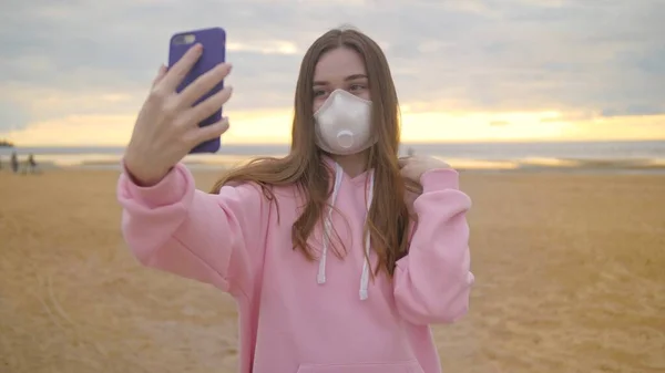 Blog yazarı kız akıllı telefondan selfie çekiyor. Flamalar canlı yayında. Yüksek kalite 4k görüntü