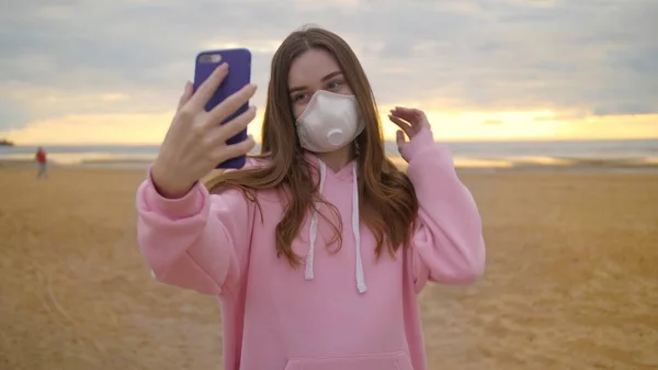 Blog yazarı kız akıllı telefondan selfie çekiyor. Flamalar canlı yayında. Yüksek kalite 4k görüntü