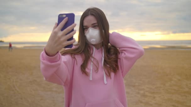 Chica Blogger Toma Una Selfie Teléfono Inteligente Streamer Está Transmitiendo — Vídeo de stock