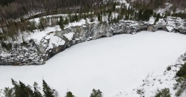 Mramorové jezero v parku Ruskeala v zimě - letecké snímky — Stock video