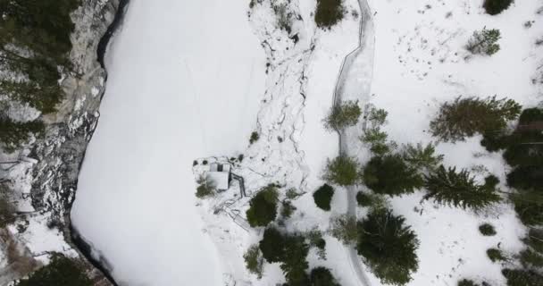 Verticaal schot boven het bevroren Marmeren Meer in Ruskeala park in Karelië - luchtfoto — Stockvideo