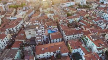 Günbatımında güzel bir İtalyan turist şehri. Manzarası harika. İtalya 'da rahat oteller