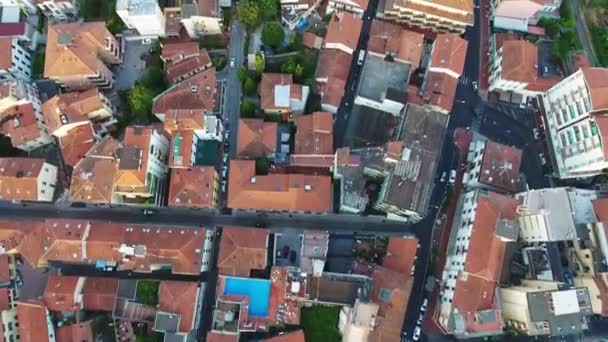 Panorama di una piccola città accogliente, confortevole e ben organizzata con case piastrellate — Video Stock