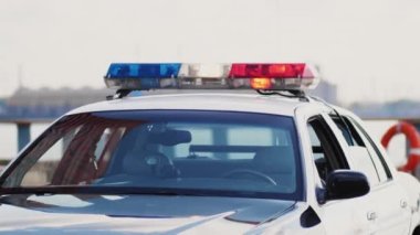 Polis teşhircisi arabada. Güvenlik ve adalet kavramı