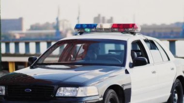 Yanıp sönen bir feneri olan Amerikan arabası. Yakın plan.
