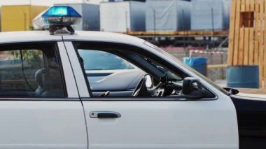 Boş polis arabası. Çağrıya polis geldi.