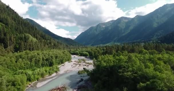 Paisaje de un río de montaña en verdes montañas con nubes blancas — Vídeos de Stock