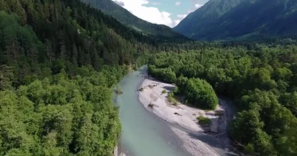 Dron yeşil dağlarda bir dağ nehrinin üzerinden uçuyor. — Stok video