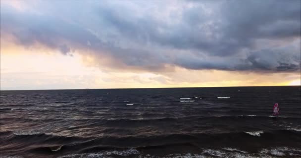 在夕阳西下的暴风雨中，风冲浪者乘风破浪 — 图库视频影像
