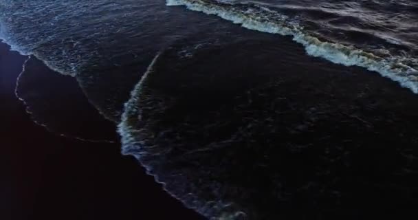 Costa del mar durante una tormenta. Las olas marinas cubren la línea costera de la playa — Vídeos de Stock
