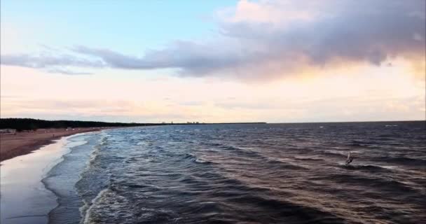 嵐の間の海岸。海の波が海岸線を覆う — ストック動画