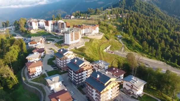 Închirierea unui hotel și camere pentru întâlniri de afaceri în timpul verii în munți — Videoclip de stoc