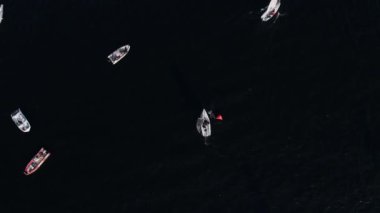 Yelkenli yat bitiş çizgisini geçiyor. Açık denizlerde yelkenli yarışı