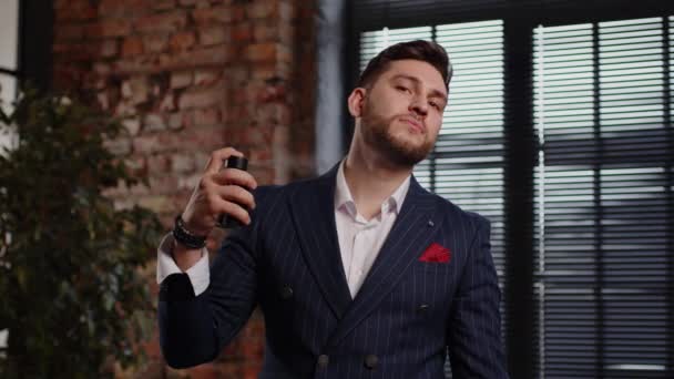 高価なスーツのハンサムな魅力的な男は自分自身に香水を振りかける — ストック動画
