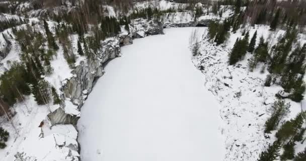 Karelia 'daki Ruskeala Parkı' ndaki donmuş Marble Gölü 'nün üzerinde dikey çekim. — Stok video