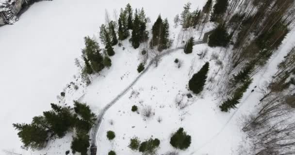 Plan vertical au-dessus du lac de marbre gelé dans le parc Ruskeala en Carélie - aérien — Video