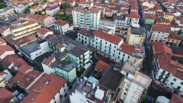 Flygfoto över gatorna i en liten italiensk stad. Stadsgator uppifrån — Stockvideo