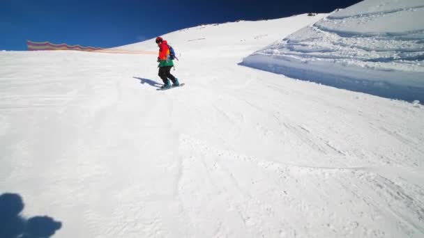 スキー場でトリックを示し、親指を示す幸せなスノーボーダー — ストック動画