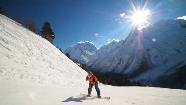 Glücklicher Snowboarder zeigt Tricks auf Skipiste und zeigt Daumen hoch — Stockvideo