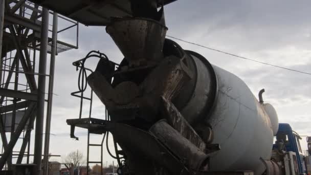 더러운 콘 크리 이트 믹서 가 콘 크리 이트 공장 뒤 로 콘 크리 이트 를 하역 한다 — 비디오