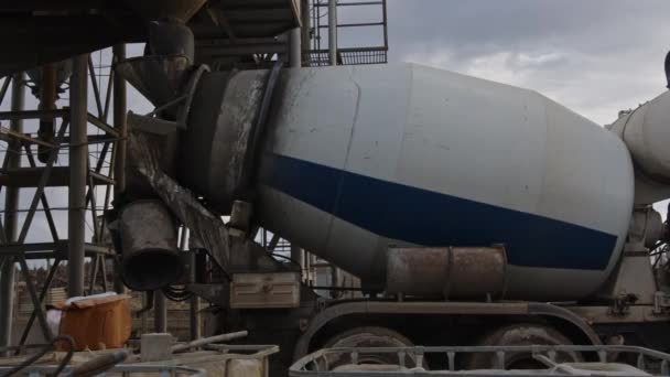 Misturador de concreto sujo carrega concreto na parte de trás de uma fábrica de concreto - close-up — Vídeo de Stock