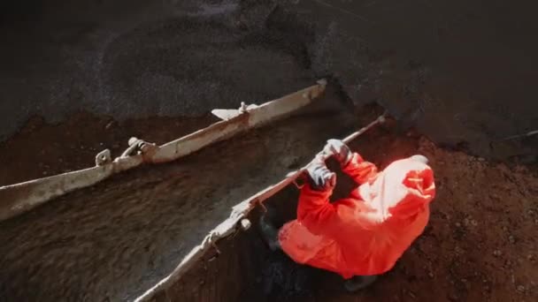 Trabajador vertiendo hormigón en el sitio de construcción. Descarga de hormigón - primer plano — Vídeos de Stock