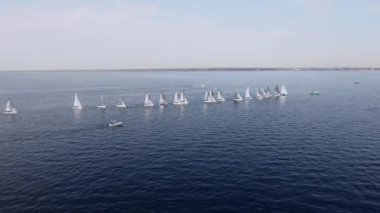 Yelkenli yelkenli yarışları sırasında denizde dizilmiş yatlar ve gölgeler