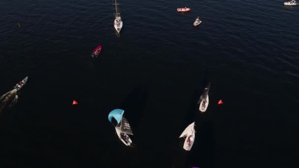 Los veleros cruzan la línea de meta de la regata de vela y dan la vuelta al dron — Vídeo de stock
