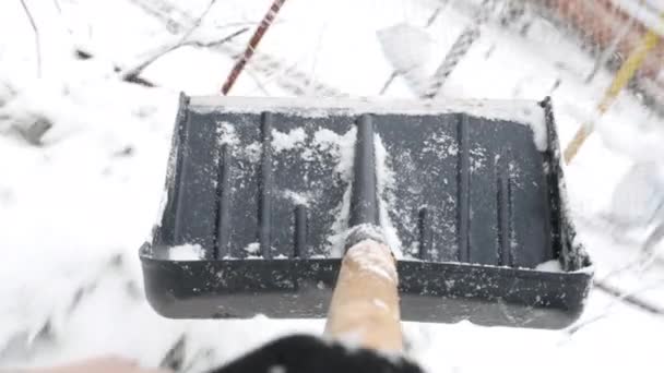 Muž odklízí dvorek od hustého sněhu. Uklízím po sněžení. Zobrazení první osoby — Stock video