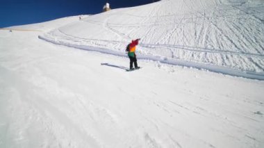 Mutlu snowboardcu kayak pistinde numaralar gösteriyor ve başparmağını kaldırıyor.