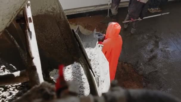 建筑工地的工人浇注混凝土.混凝土卸料-关闭 — 图库视频影像